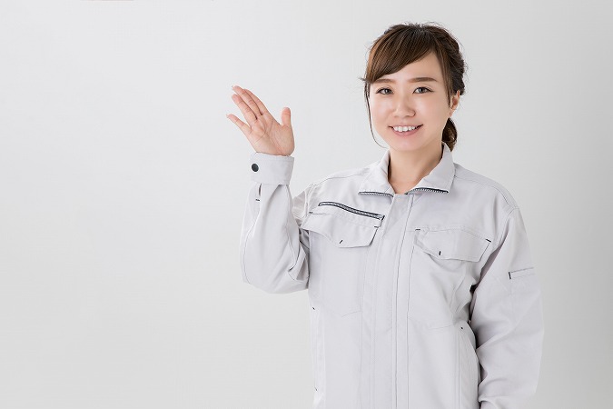 案内する作業着女性