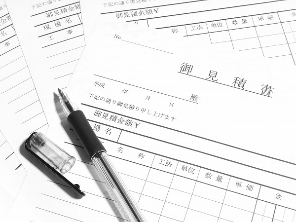 見積書と蓋が外れたペン