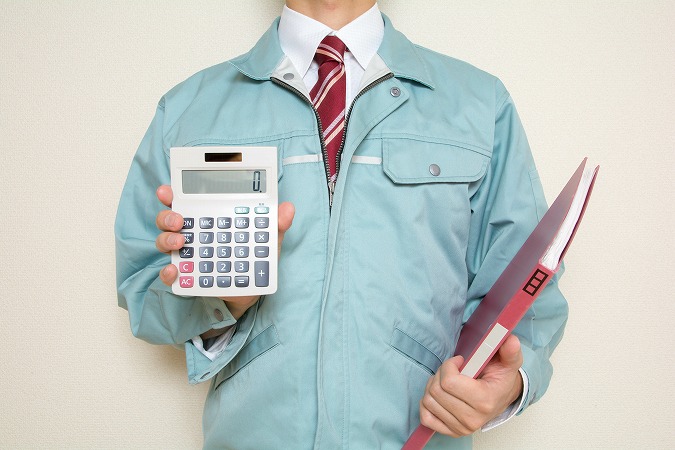 正面から電卓を見せる人